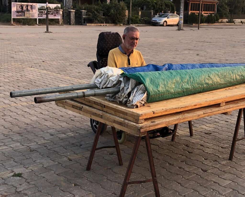Bir pazar tezgahının tenhalığında