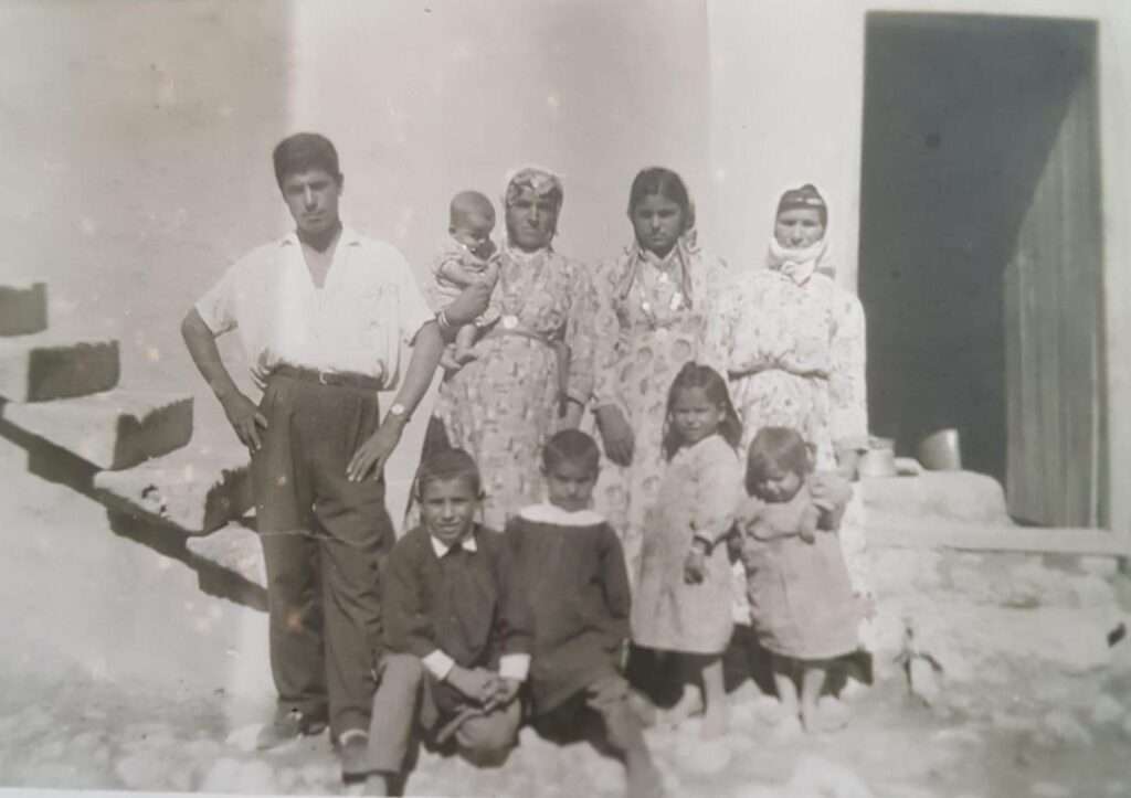 Büyük rahmeti abim ve eşi, yanında en büyük abimin eşi ve en sağda rahmetli Annem. Çömelmiş olarak en solda ben ve kardaşlerim doğduğum evin önünde önünde. Yıl 1962.
